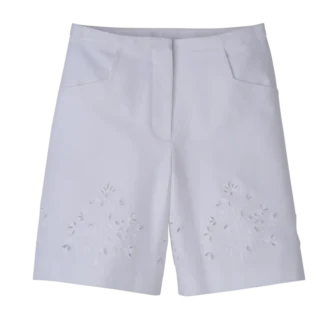 Blanc – Bermuda en gabardine brodé